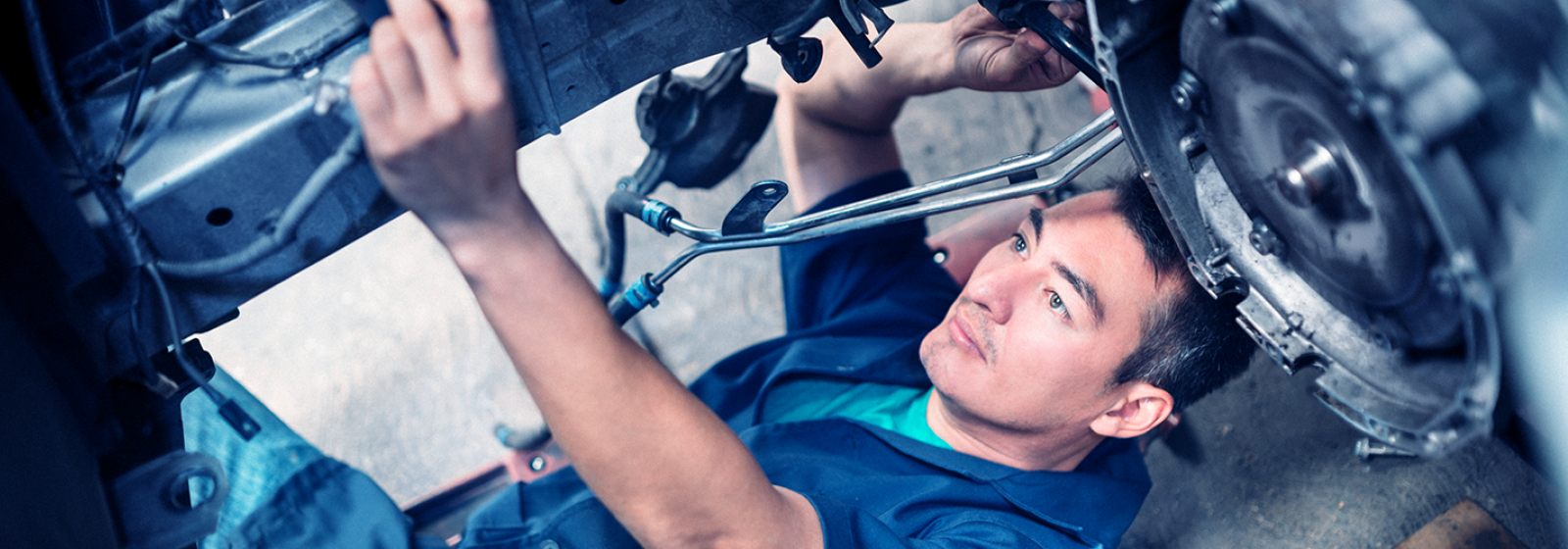 Mechaniker unter Auto
